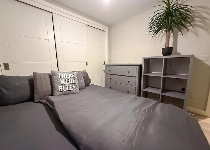 2-bed Flat In East End *