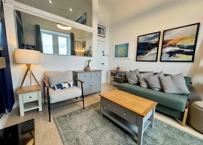 Warm Upgraded Top-floor Flat In Finnieston アパート *