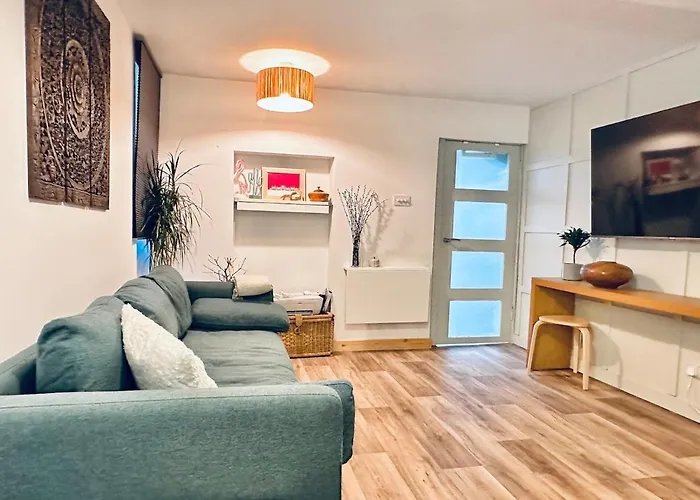 Peaceful And Stylish Garden Flat Close To Transport And Centre Apartment