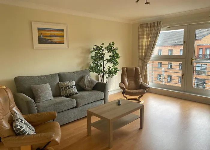 Modern 2 Bedroom Flat With Private Parking