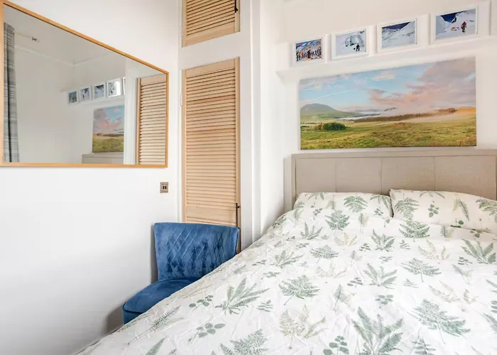 アパート Warm Upgraded Top-floor Flat In Finnieston