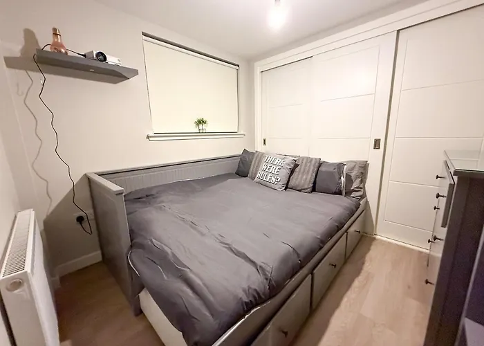 2-bed Flat In East End דירה