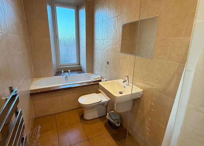 Spacious Tenement With Free Parking *