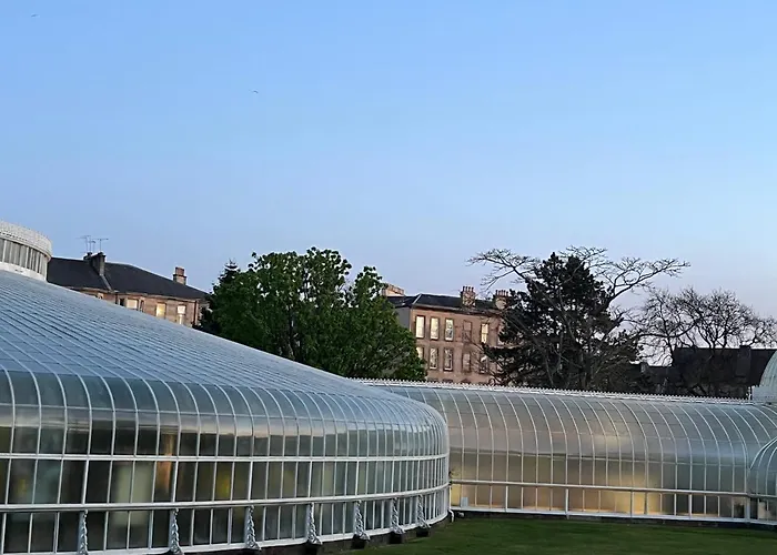 Heart Of West End Apartment,