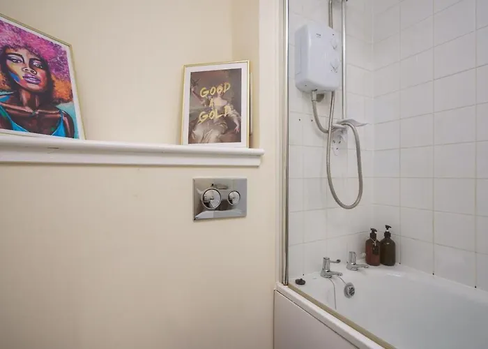 2br With Parking Near Southside And Queens Park Apartman *