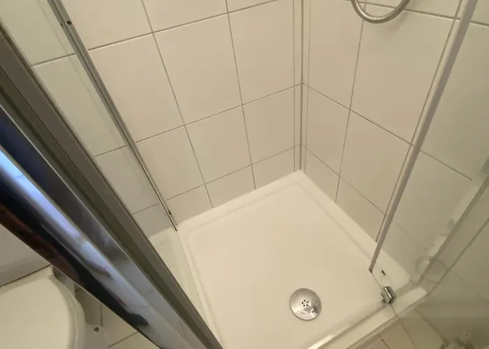 Modern 2 Bedroom Flat With Private Parking