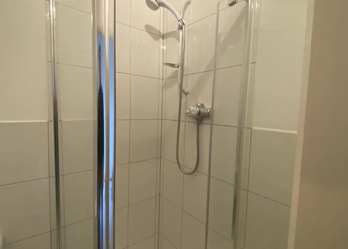 Modern 2 Bedroom Flat With Private Parking