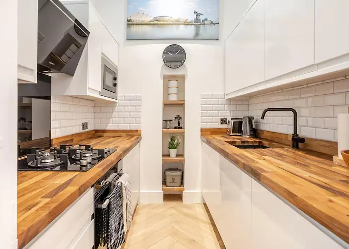 アパート Warm Upgraded Top-floor Flat In Finnieston