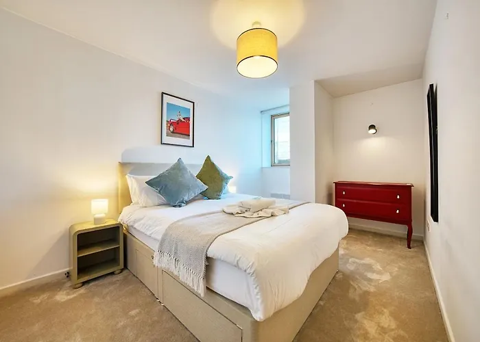 Modern Luxe In Centre Apartment