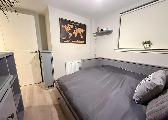 2-bed Flat In East End غلاسغو