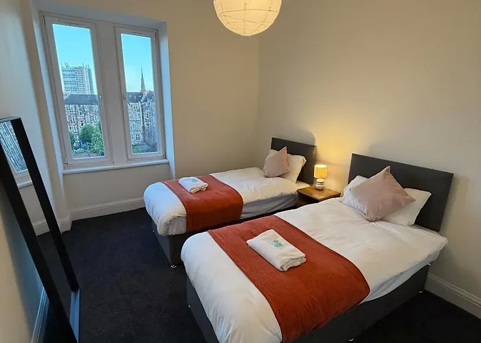 Spacious Tenement With Free Parking *