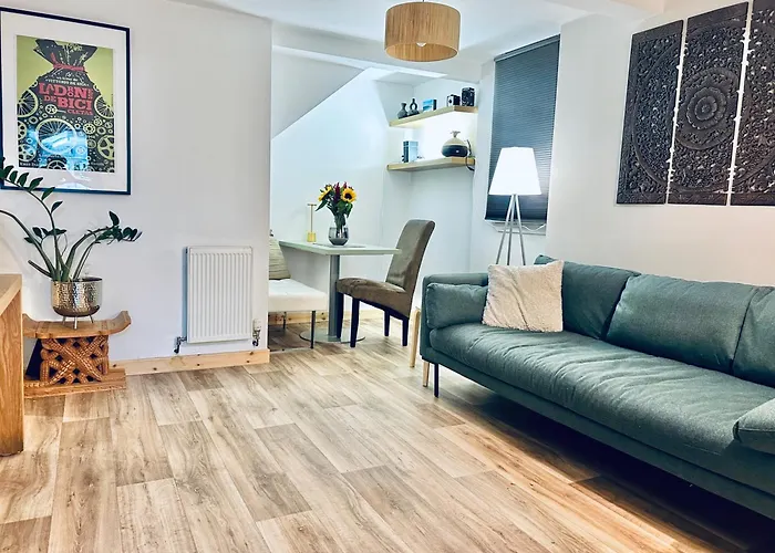 Peaceful And Stylish Garden Flat Close To Transport And Centre Glasgow