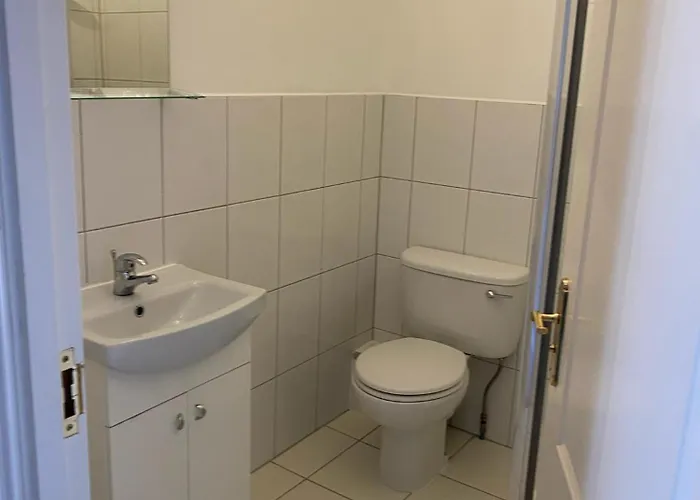 Apartment Modern 2 Bedroom Flat With Private Parking