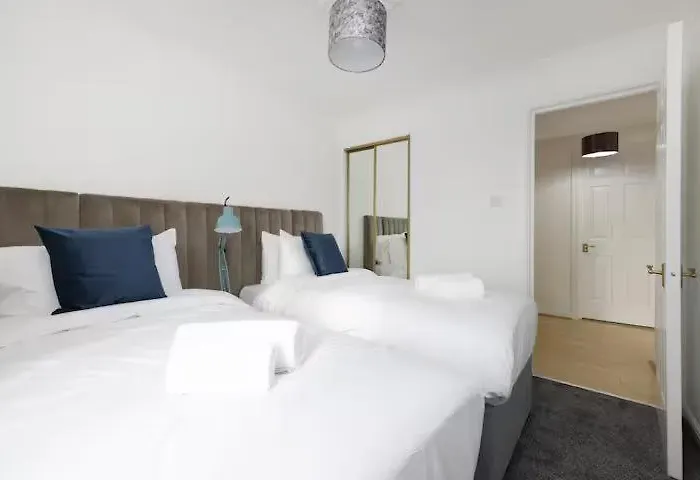 Апартаменты Bright 3 Bed Overlooking The Clyde Sec & Hydro *