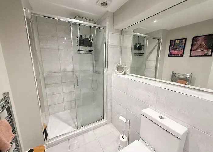 2-bed Flat In East End شقة