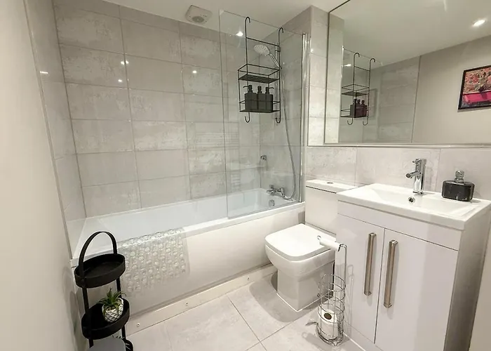 2-bed Flat In East End * غلاسغو
