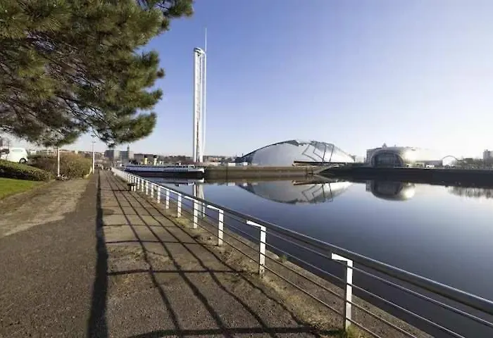 Апартаменты Bright 3 Bed Overlooking The Clyde Sec & Hydro *