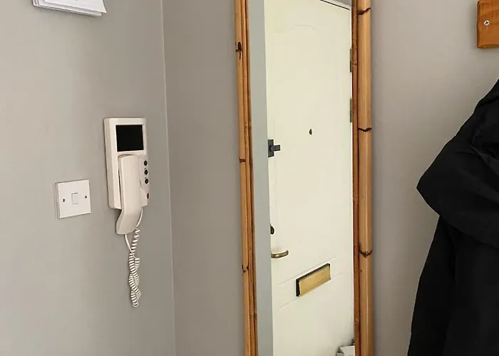 Modern 2 Bedroom Flat With Private Parking Glasgow