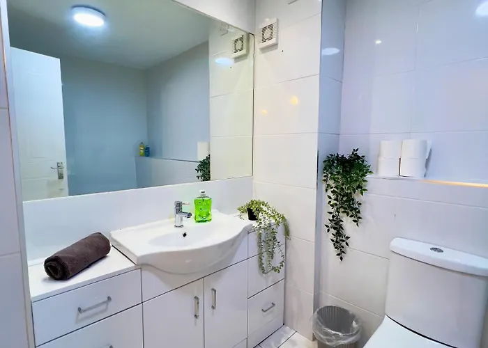 Apartment Garden-view 2br - Free Parking & Wifi Glasgow