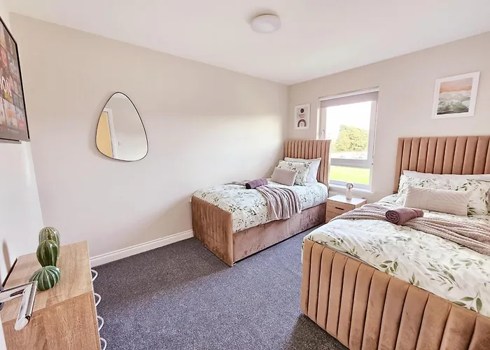 Ferienhaus Modern 5 Bedroom Townhouse With Free Parking Glasgow