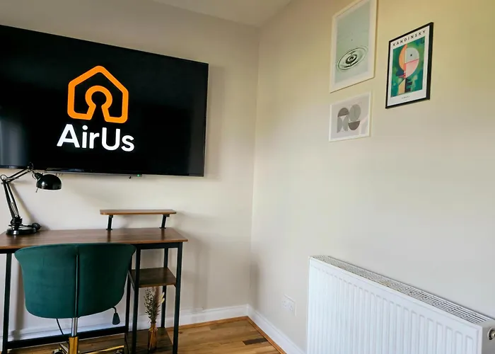 Modern 5 Bedroom Townhouse With Free Parking *