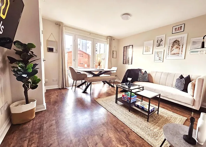 Modern 5 Bedroom Townhouse With Free Parking *