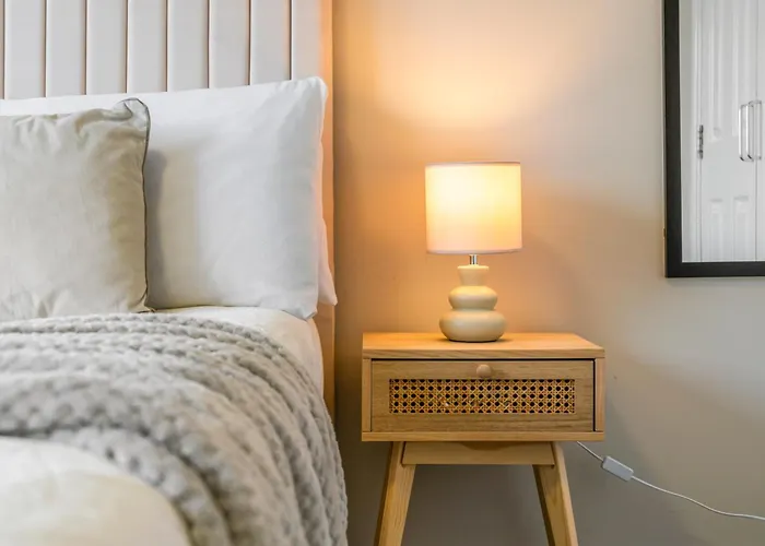 Modern 5 Bedroom Townhouse With Free Parking Ferienhaus