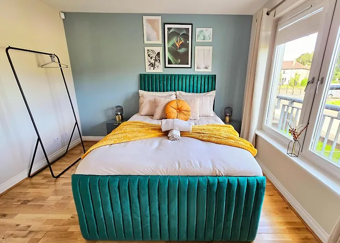 Modern 5 Bedroom Townhouse With Free Parking *