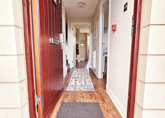 Modern 5 Bedroom Townhouse With Free Parking