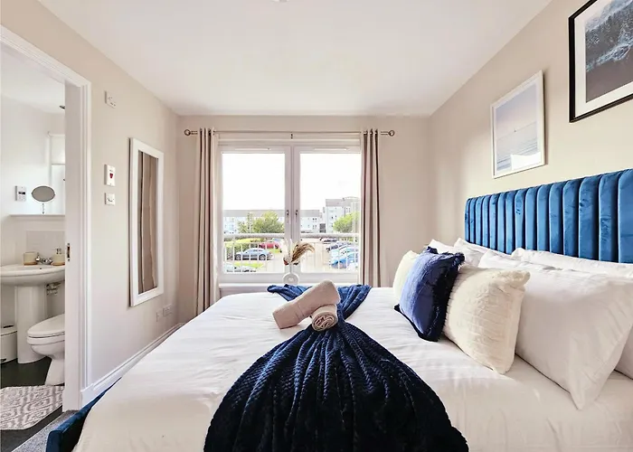 Modern 5 Bedroom Townhouse With Free Parking Ferienhaus