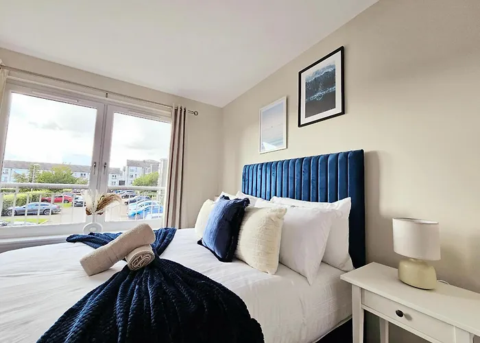 Ferienhaus Modern 5 Bedroom Townhouse With Free Parking