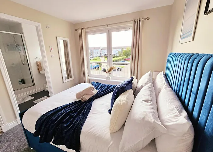 Modern 5 Bedroom Townhouse With Free Parking Ferienhaus