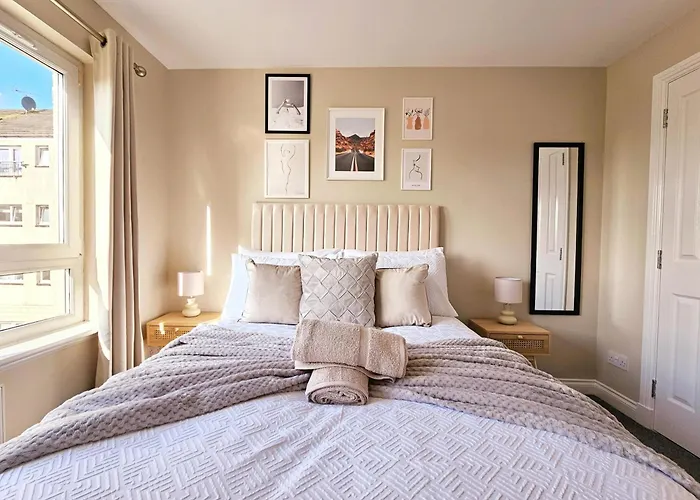 Ferienhaus Modern 5 Bedroom Townhouse With Free Parking