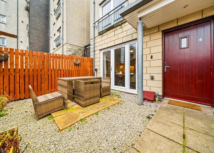 Дом отдыха Modern 5 Bedroom Townhouse With Free Parking *