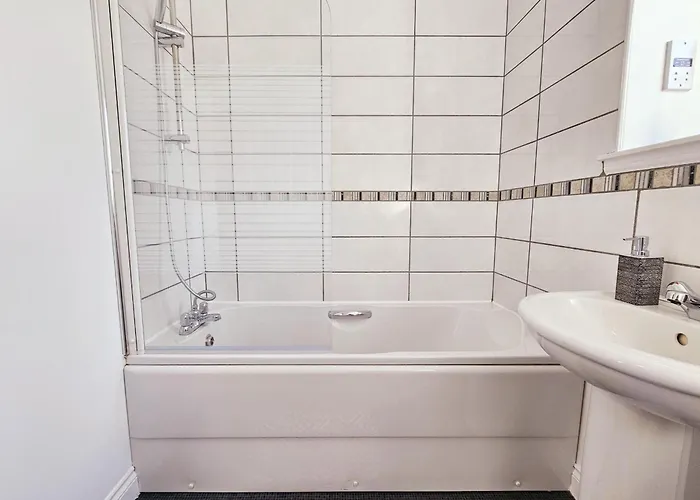 Modern 5 Bedroom Townhouse With Free Parking Glasgow