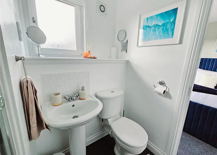 Modern 5 Bedroom Townhouse With Free Parking * Glasgow