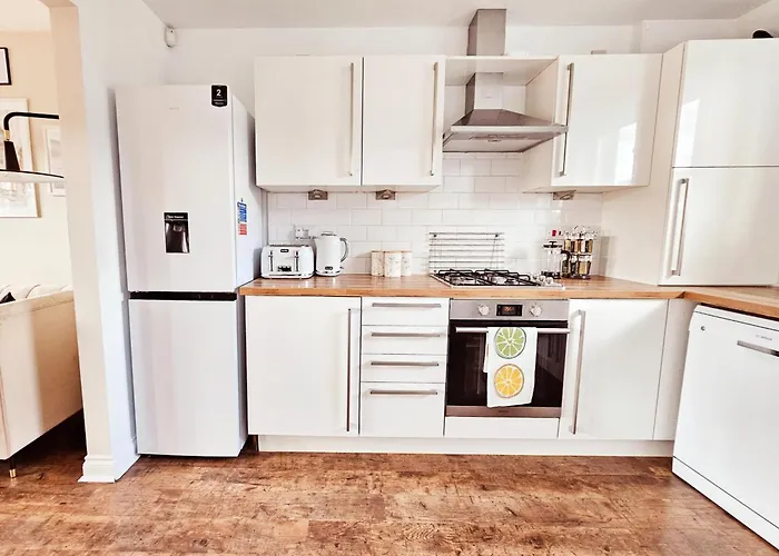 Semesterbostad Modern 5 Bedroom Townhouse With Free Parking