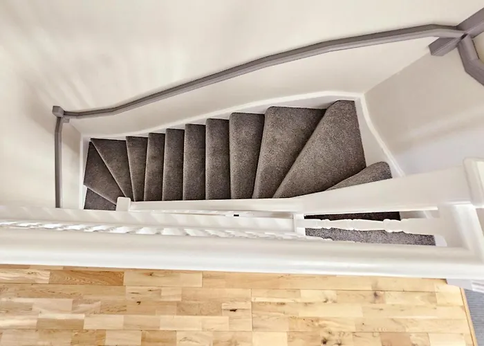 Modern 5 Bedroom Townhouse With Free Parking Дом отдыха *