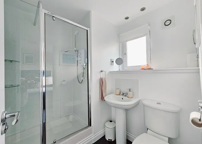 Дом отдыха Modern 5 Bedroom Townhouse With Free Parking Глазго