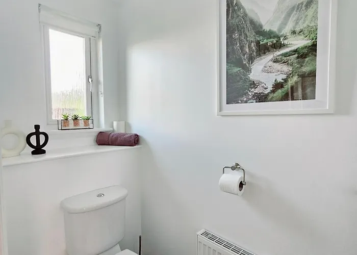 Modern 5 Bedroom Townhouse With Free Parking * Glasgow