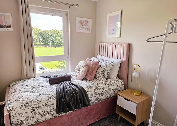 Modern 5 Bedroom Townhouse With Free Parking