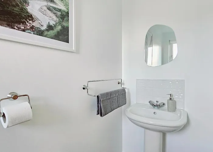 Дом отдыха Modern 5 Bedroom Townhouse With Free Parking