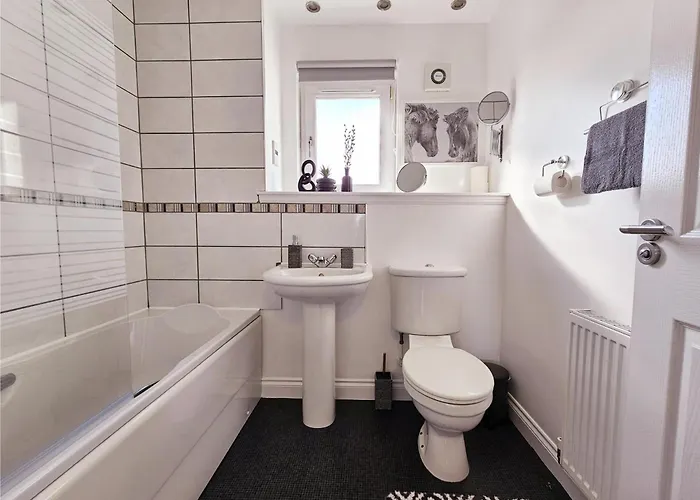 Modern 5 Bedroom Townhouse With Free Parking Semesterbostad *