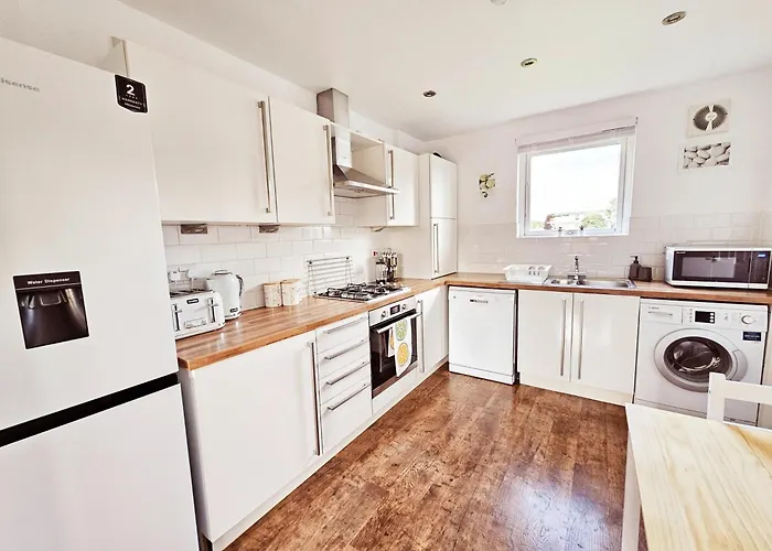 Modern 5 Bedroom Townhouse With Free Parking