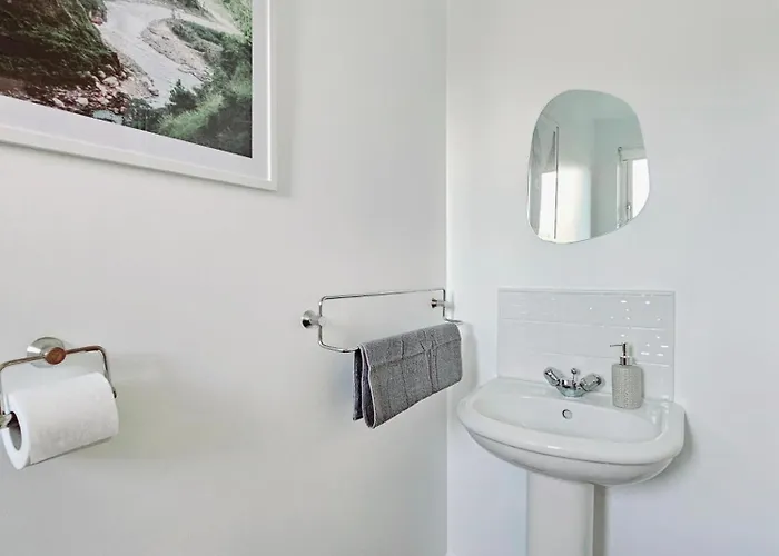 Modern 5 Bedroom Townhouse With Free Parking Semesterbostad