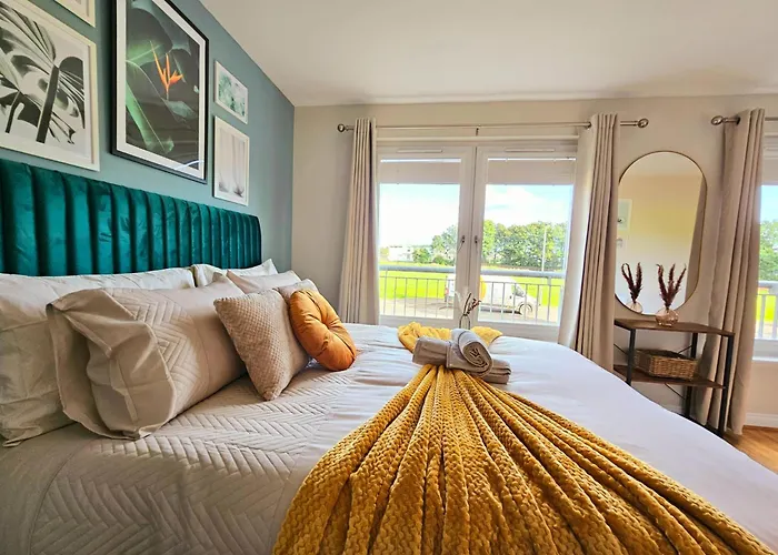 Ferienhaus Modern 5 Bedroom Townhouse With Free Parking