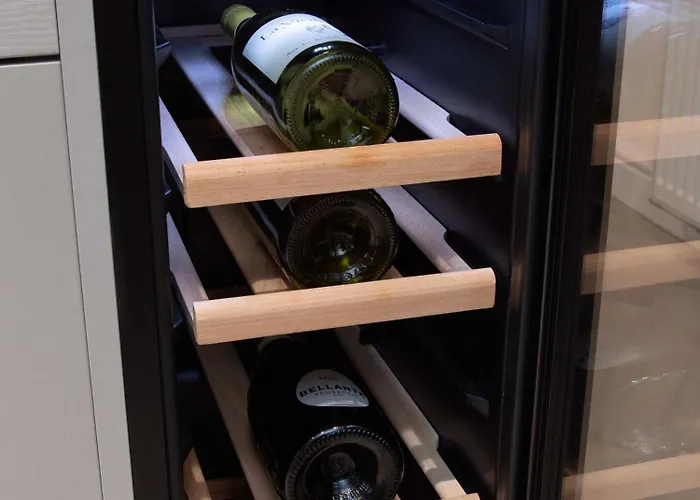 Vakantiehuis Newly Renovated 3 Bedroom Modern House