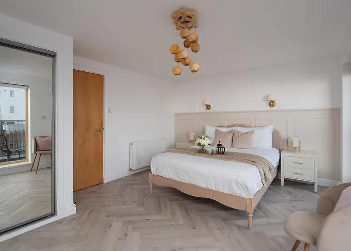 Vakantiehuis Newly Renovated 3 Bedroom Modern House *