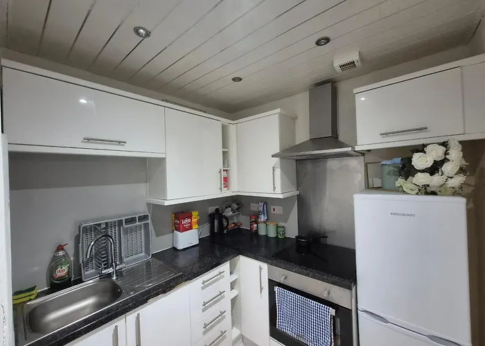 Cosy And Bright 3-bedroom Flat