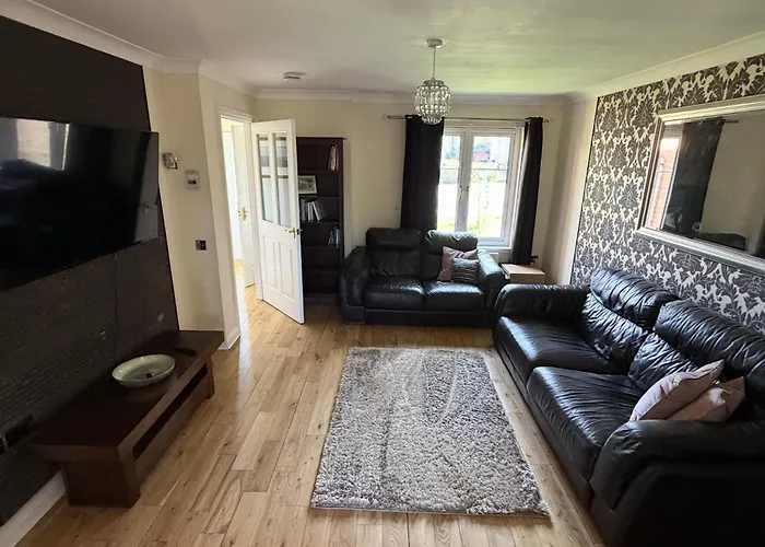 - Entire House - Free Parking , Free Super Fast Wifi , Private Garden & Parking Security Willa Glasgow